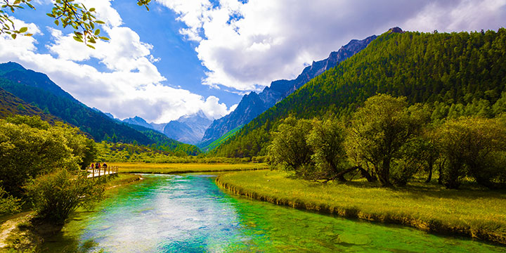 Daocheng Yading landscape illustrating a high-altitude route decision Daocheng Yading landscape illustrating a high-altitude route decision