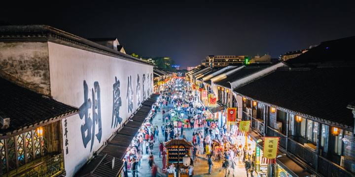 Hefang Street shops in Hangzhou where pricing practices vary by shop type