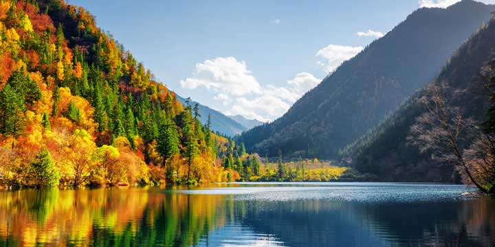 Autumn lake and mountain scenery in Jiuzhaigou Valley Autumn lake and mountain scenery in Jiuzhaigou Valley