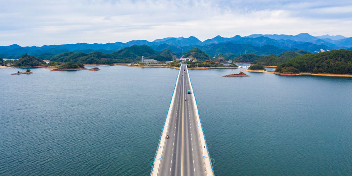 Hangzhou Bay Bridge spanning tidal waters in Zhejiang Hangzhou Bay Bridge spanning tidal waters in Zhejiang