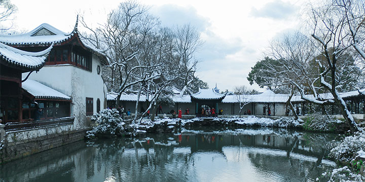 Snow-covered canal and classical garden architecture in Suzhou Snow-covered canal and classical garden architecture in Suzhou
