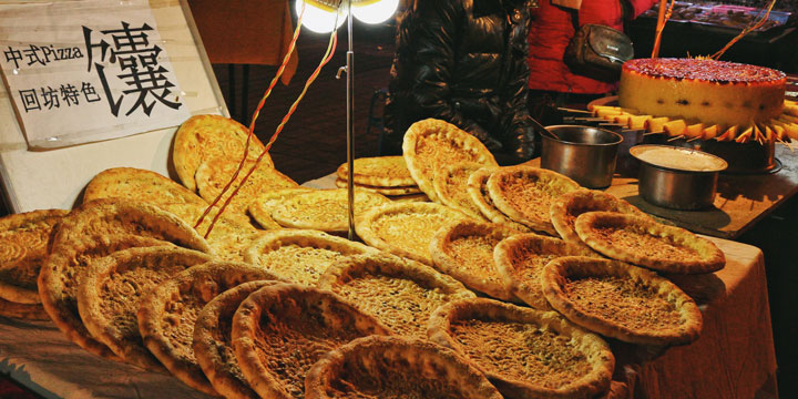 Evening food stalls in Xi’an Muslim Quarter Evening food stalls in Xi’an Muslim Quarter