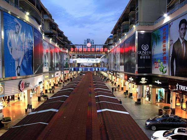 Jiefang Road shopping street in Sanya Jiefang Road shopping street in Sanya