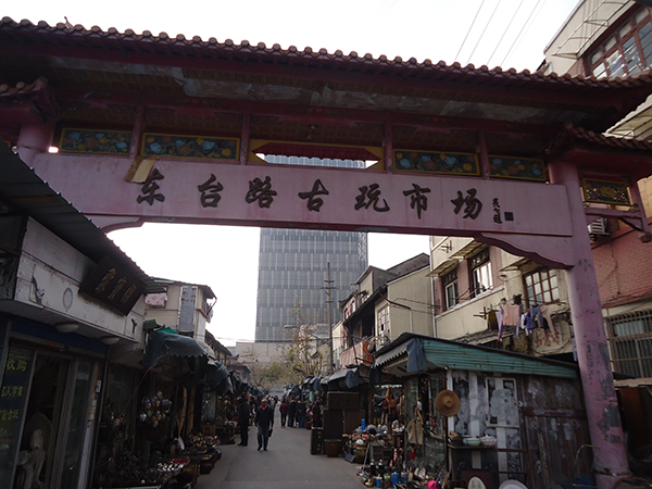 Archival view of stalls at the former Dongtai Road Antique Market Archival view of stalls at the former Dongtai Road Antique Market