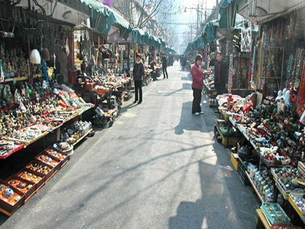 Visitors browsing the former Dongtai Road Antique Market in Shanghai Visitors browsing the former Dongtai Road Antique Market in Shanghai
