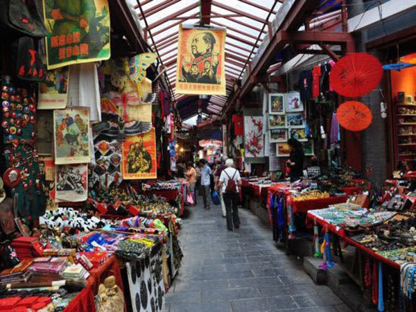 Xiangzimiao Street near traditional galleries and cafés