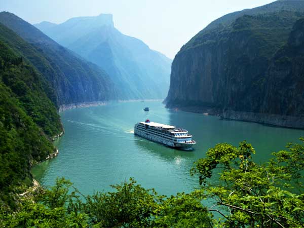 Yangtze River cruise boat passing through Qutang Gorge