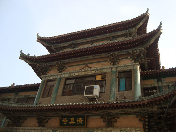 Luoyang Dongguan Mosque prayer hall and courtyard in Henan Luoyang Dongguan Mosque prayer hall and courtyard in Henan