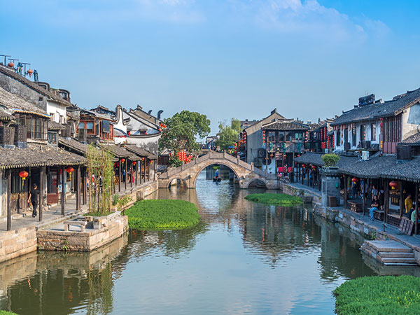 Canal bridges and traditional buildings in Tongli water town
