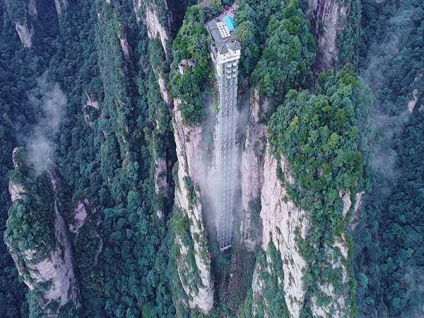 Zhangjiajie sandstone pillars illustrating the mountain route