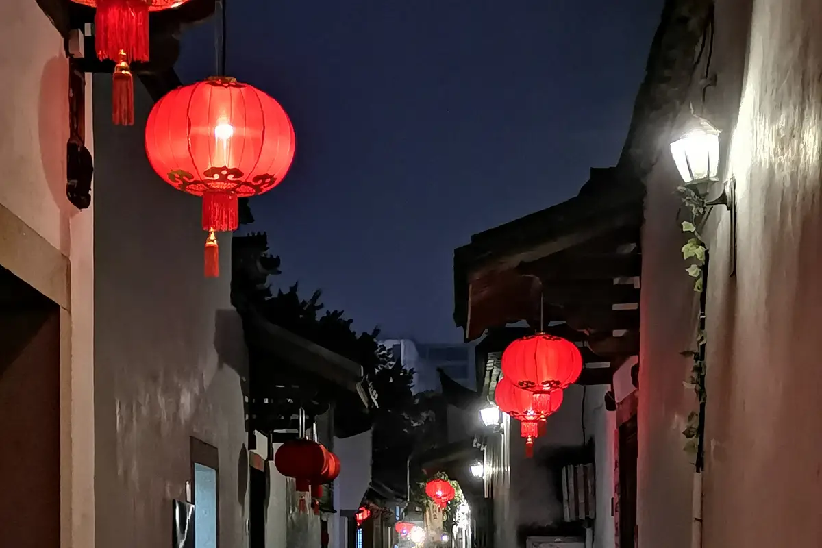 Three Lanes and Seven Alleys