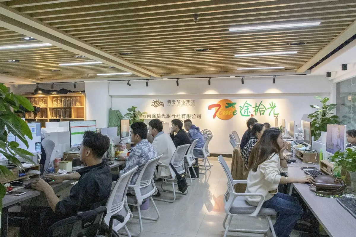 YUNSKY Travel team working in the Kunming office