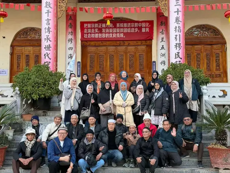 YUNSKY travelers visiting a traditional Chinese temple
