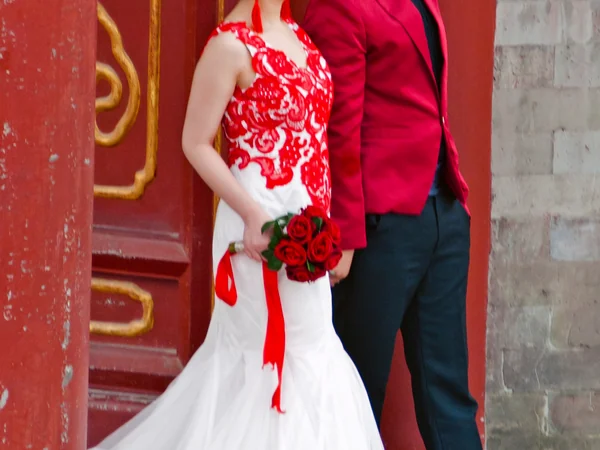 A Chinese couple in wedding attire at the Temple of Heaven