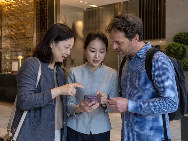 Chinese host, local guide and international visitor clarifying plans together