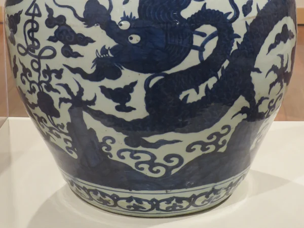 Dragon motif painted on Chinese porcelain