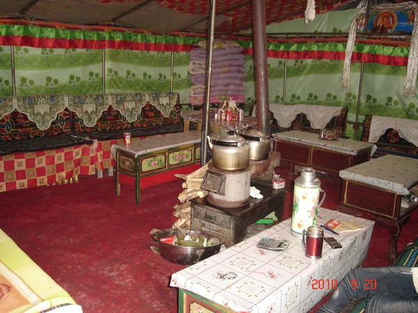 Simple guest accommodation in the remote Rongbuk area of Tibet Simple guest accommodation in the remote Rongbuk area of Tibet