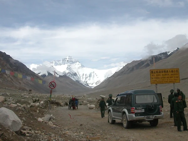 Organized visitor transport in the Tibet Everest scenic area Organized visitor transport in the Tibet Everest scenic area