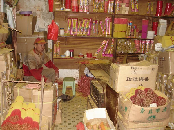 Traditional incense-making in Macau, one example of a place-linked craft that can prompt children’s questions