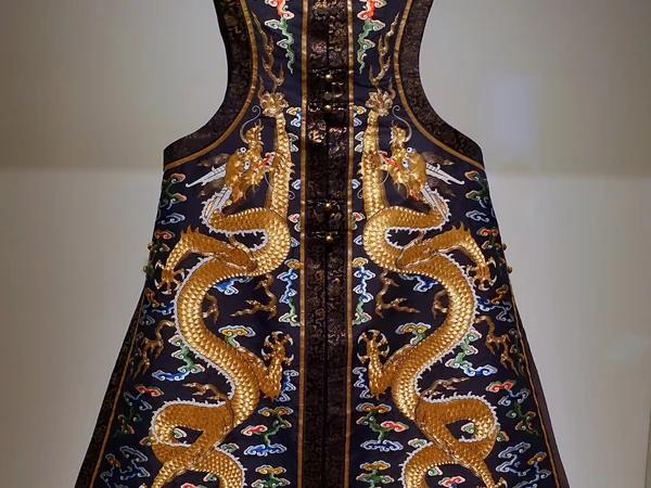 Detailed Suzhou silk embroidery