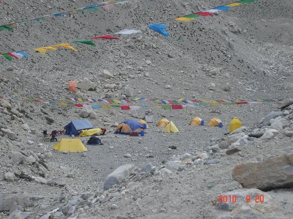 Real expedition scene illustrating the preparation behind an Everest age record