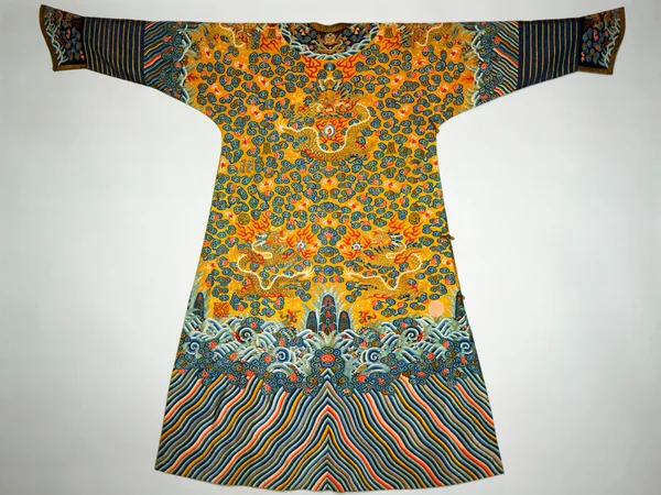 A Qing-dynasty dragon robe displayed in a museum