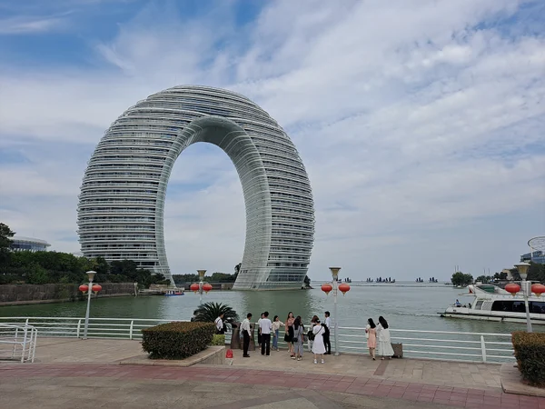 Ring-shaped Sheraton Huzhou Hot Spring Resort beside Taihu Lake