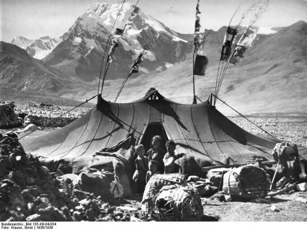 Tibetan pastoral clothing on the northern plateau