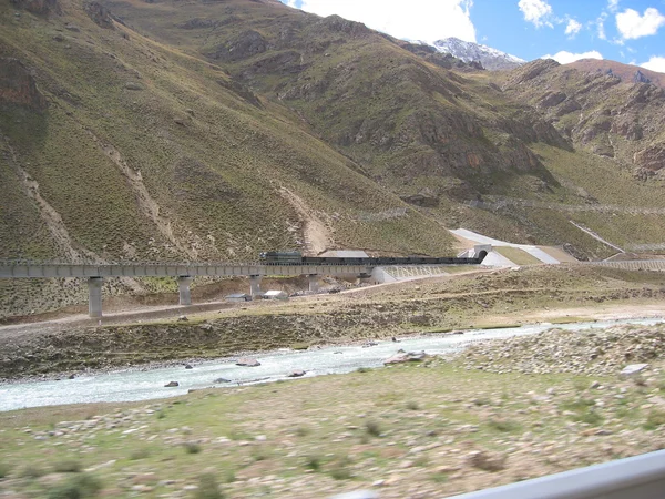 Qinghai Tibet Railway crossing high plateau terrain Qinghai Tibet Railway crossing high plateau terrain