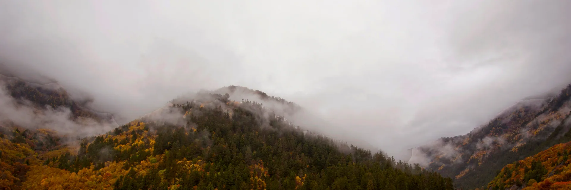 China Autumn Tours Autumn foliage in Jiuzhaigou — China Autumn Tours