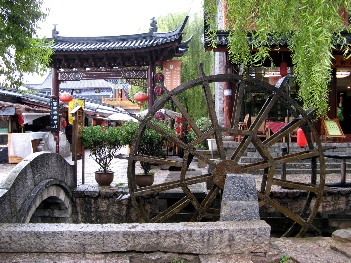 canals and Naxi homes in Lijiang Old Town — Yunnan Tours
