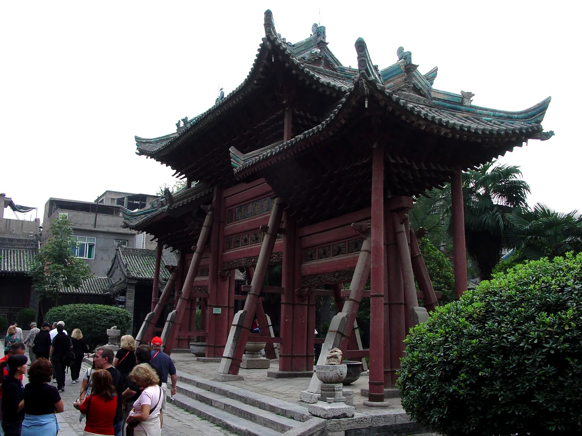 Muslim travelers visiting the Great Mosque of Xian — China Tours