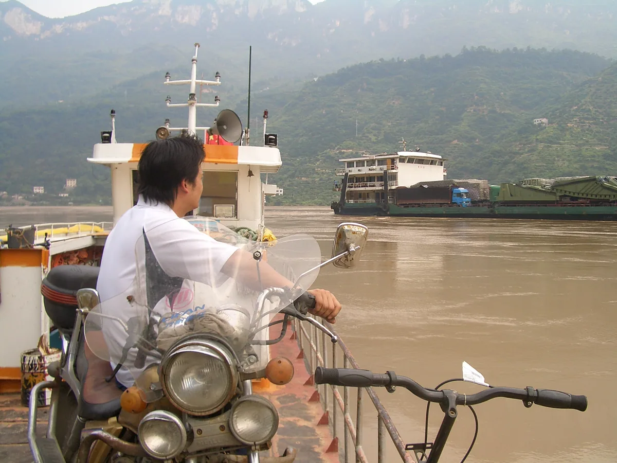 Cruise ship sailing through the Yangtze Three Gorges — China Tours