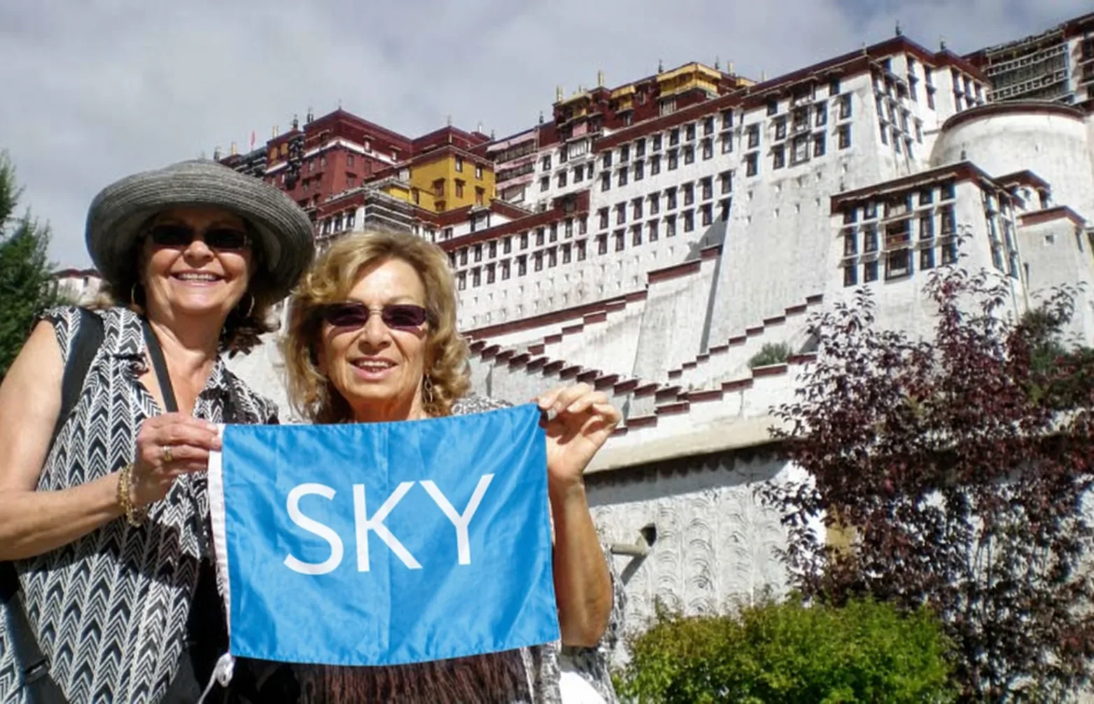 YUNSKY travelers with a blue SKY flag in Potala Palace in Lhasa