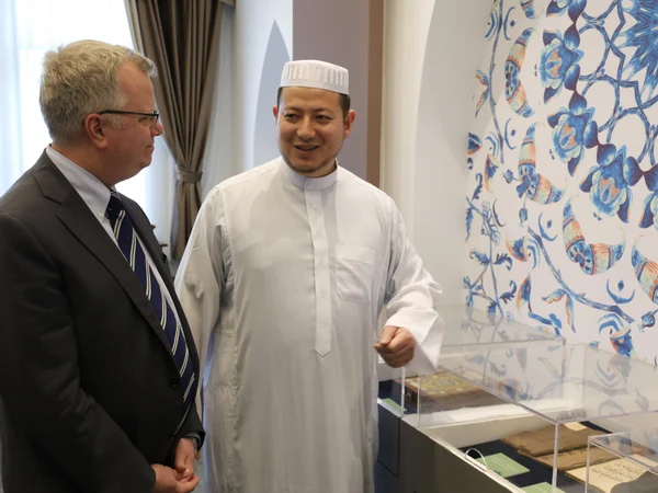 Foreign visitor meeting a local imam at Xiaotaoyuan Mosque in Shanghai