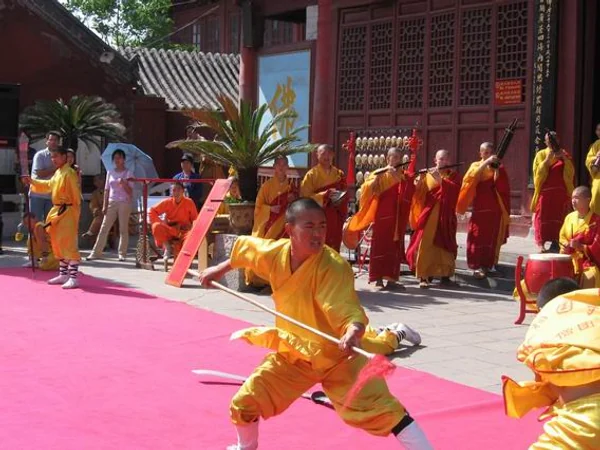 Kung fu demonstration at Daxiangguo Monastery in Kaifeng