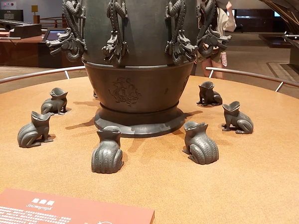Museum reconstruction of Zhang Heng’s seismoscope with dragon heads and toads Museum reconstruction of Zhang Heng’s seismoscope with dragon heads and toads