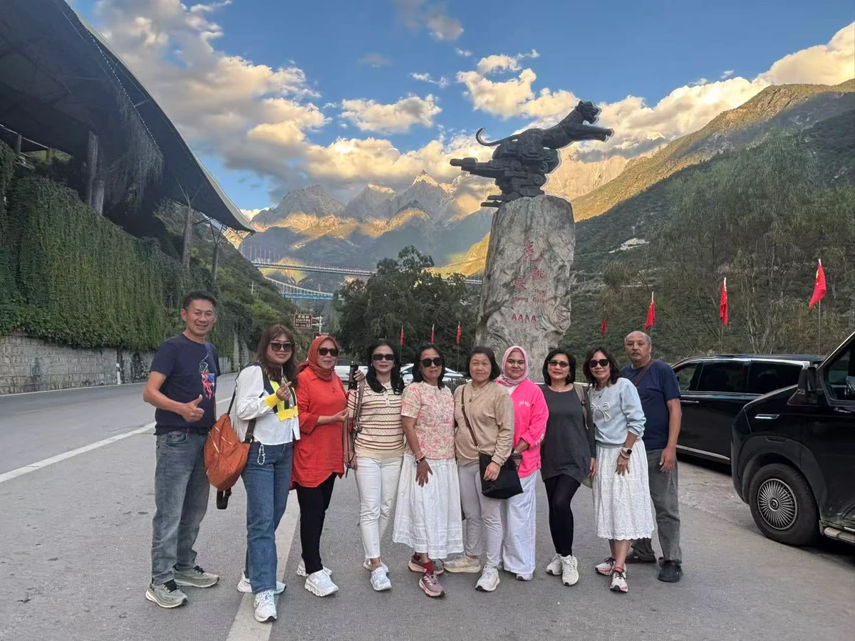 Yunnan tour guests at the Tiger Leaping Gorge landmark