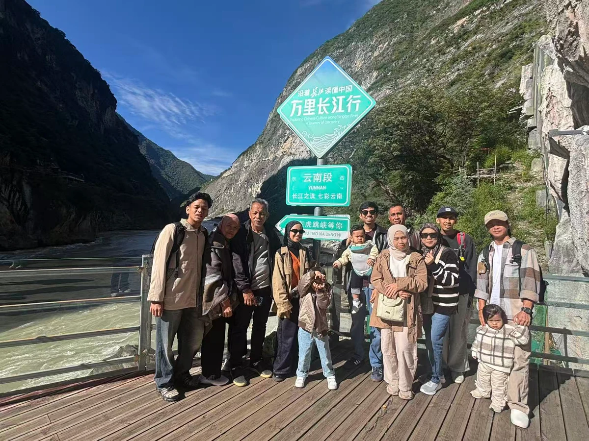 Muslim family tour group beside the Yangtze River in Yunnan