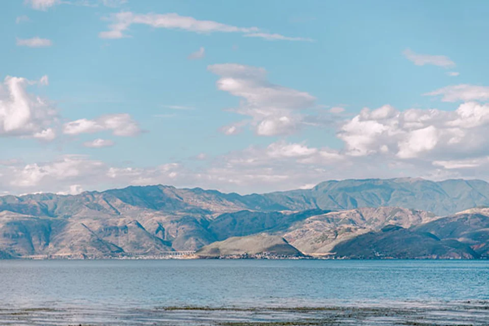 Open lakeshore scenery beside Erhai Lake in Dali