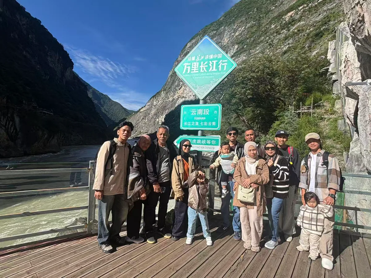 YUNSKY travelers at Tiger Leaping Gorge in Yunnan