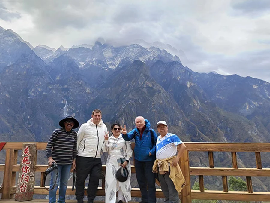 Senior travelers enjoying a mountain viewpoint in Yunnan