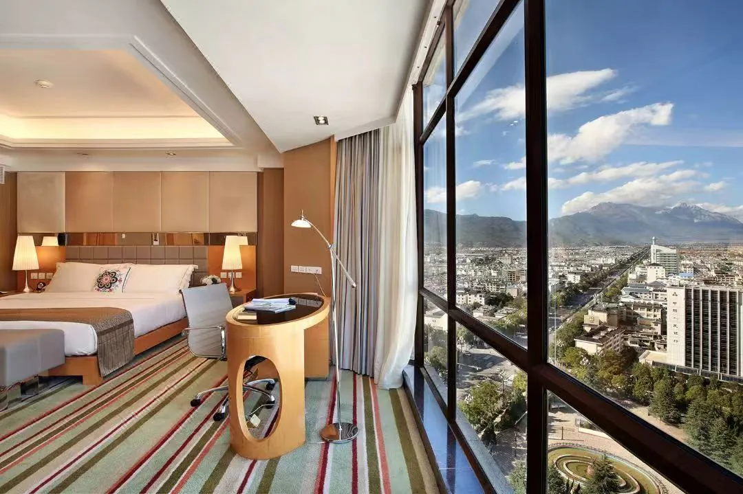 An example of a hotel room with broad windows and a view