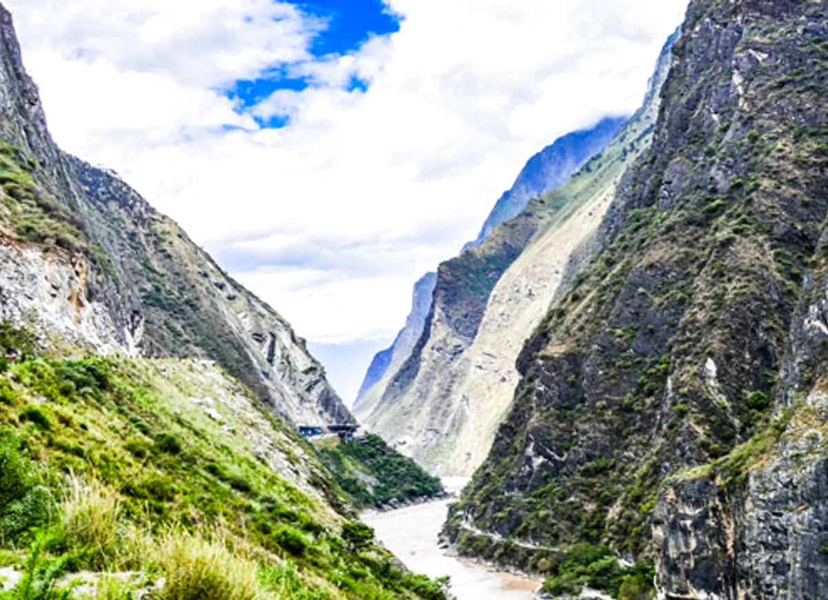 The mountain landscape of Tiger Leaping Gorge