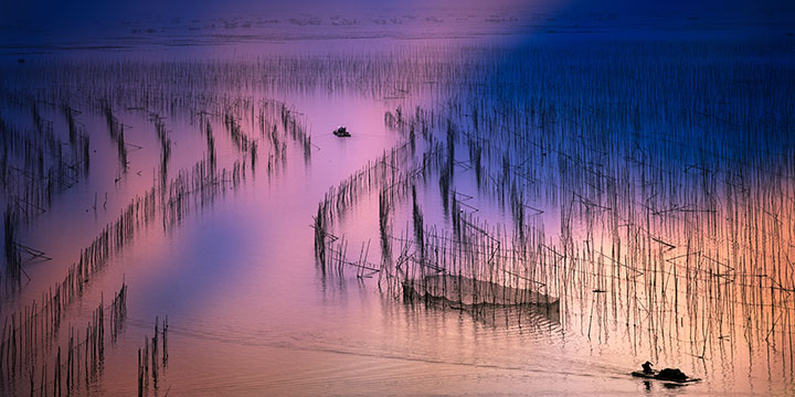 Working boats and patterned mudflats on the Xiapu coast Working boats and patterned mudflats on the Xiapu coast