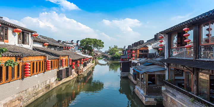 Xitang canal, roofed corridor and residential waterfront Xitang canal, roofed corridor and residential waterfront
