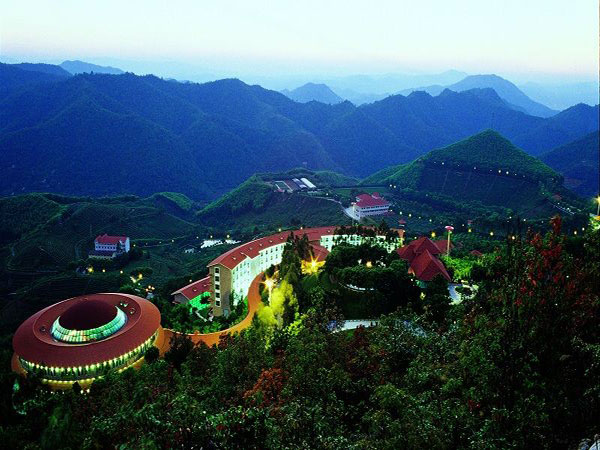 yearning-tea-plantation-tourist-attraction