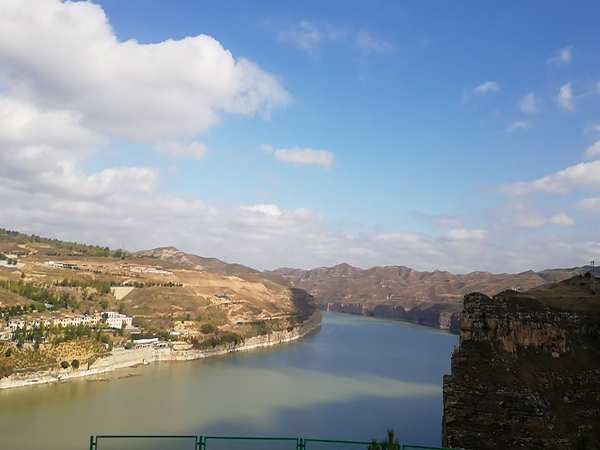 Yellow River winding through the Jin–Shaan canyon corridor Yellow River winding through the Jin–Shaan canyon corridor