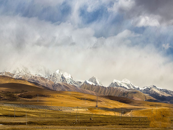 Snowy mountains and windblown cloud above the Tibetan Plateau in autumn